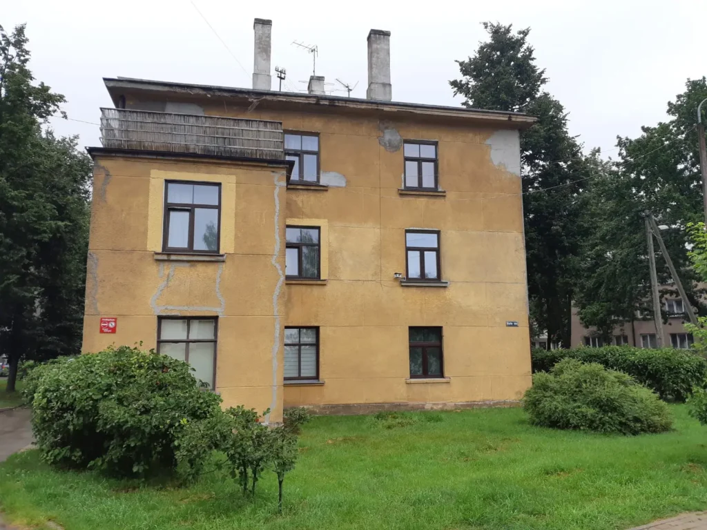 Daudzdzīvokļu ēka